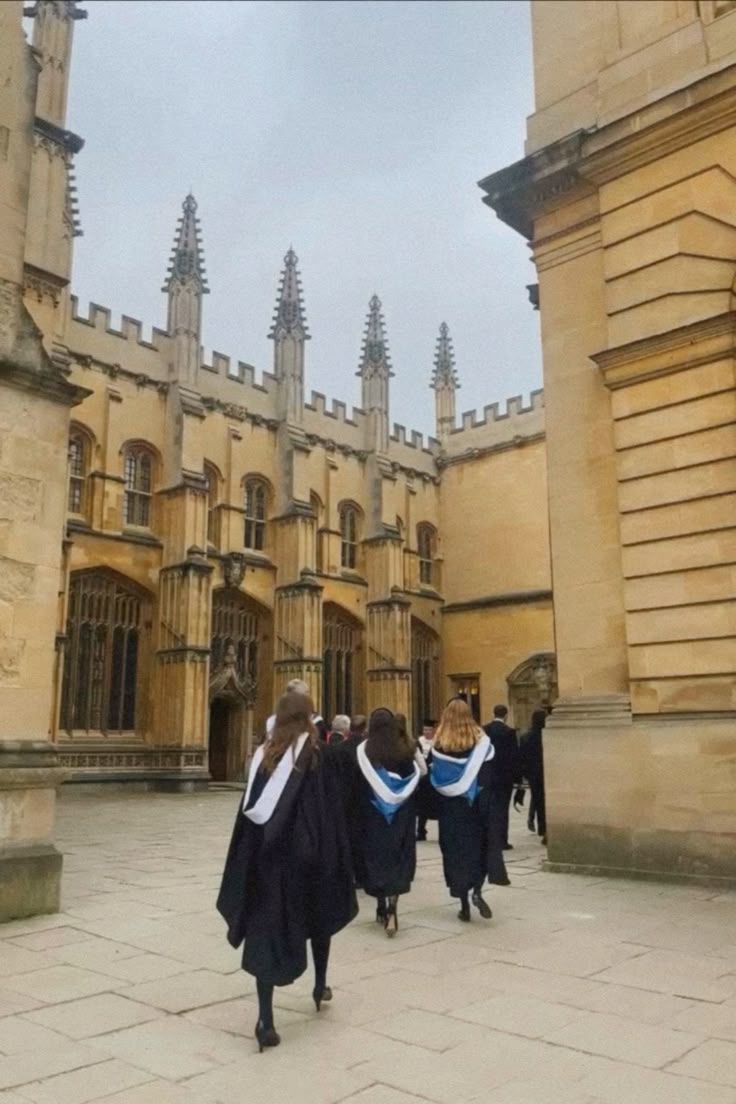 Oxford avlusunda yürüyen mezunlar — uluslararası bir eğitim yolculuğunun zirvesi